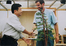 Počas Ginkgo Bonsai Award v Belgicku RNDr. Vladimír Ondejčík na workshope s Akiom Katom (Japonsko) vytvaroval do základného tvaru borievku čínsku. Jej konečný tvar vzniká pestovaním a najmä postupným tvarovaním v ďalších rokoch.
