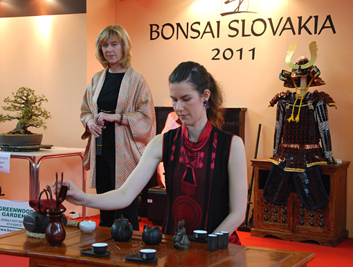 Milí priatelia bonsajisti a suisekisti, milí vystavovatelia BONSAI CENTRUM NITRA Vás srdečne pozýva na 14. ročník medzinárodnej výstavy bonsajov, suiseki a čaju BONSAI SLOVAKIA 2011 14. - 17. apríla 2011 Výstavisko Agropkomplex Nitra, pavilón C Čím je teplejąie a slnečnejąie, tým sa nám čas výstavy Bonsai Slovakia 2011 viac blíľi. Budeme radi, ak budete vystavova» svoje s láskou pestované bonsaje a tvorivé suiseki plné Vaąej fantázie. Prezentujte sa na tejto zaujímavej výstave, ktorú uľ 14 rokov organizujeme pre Vás. V prílohe nájdete vystavovateµské formuláre. Mnohí z Vás ich dostali i poątou. Prihlásenie poątou, faxom alebo mailom je rovnocenné. Pozor - malá zmena - galevečer pre vystavovateµov bonsajov a suiseki sa bude kona» v sobotu 16. 4. 2011 o 19,00 (teda nie v piatok) Presný program výstavy Vám eąte poąleme. V prílohe nájdete i prihláąku na workshop s Corinom Tomlinsonom. Odporúčame vyuľi» túto jedinečnú príleľitos». Workshop Vám prináąa Nitrianska bonsajová ąkola a jeho cena je veµmi zaujímavá! Ak sa chcete na workshop záväzne prihlási», vyplňte prosím prihláąku a poąlite nám ju obratom na mail: bonsai@e-bonsai.sk alebo tea@e-tea.sk Ako motiváciu pre vystavovateµov sme pripravili zaujímavé ceny: