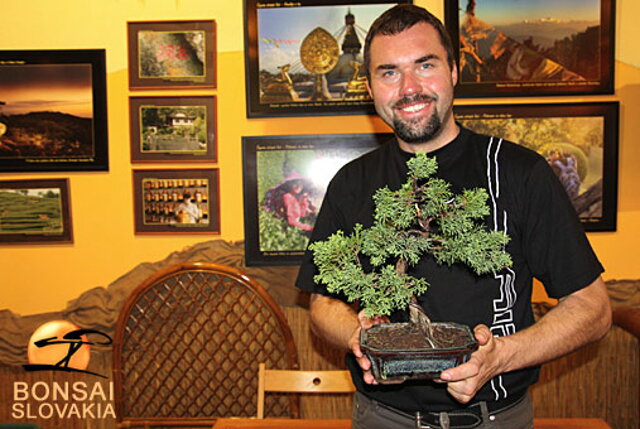 OKTÓBROVÝ KURZ BONSAJOVEJ ŠKOLY    Téma: IHLIČNANY... A JESEŇ V BONSAJOVEJ ZÁHRADE 29. - 30. OKTÓBER 2011    Miesto konania: Bonsai Slovakia - , Čajovňa dobrých ľudí Pri synagóge 3, pešia zóna, 949 01 Nitra    Lektori: RNDr. Vladimír Ondejčík, RNDr. Alenka Ondejčíková